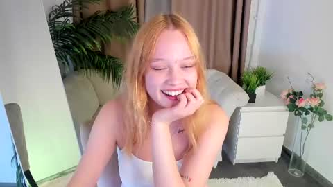 Snapshot of jennifer_shy_ chatting on 07.26.26 Jennifer online show from 07.26.26