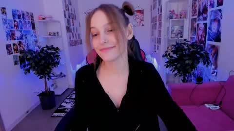 Snapshot of jenniferkiim chatting on 10.22.25 jenniferkiim online show from 10.22.25