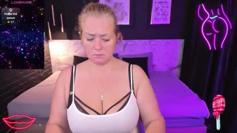 Snapshot of jenniferlight chatting on 10.31.25 Jennifer online show from 10.31.25