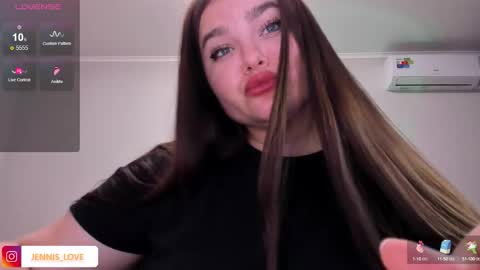 Snapshot of jennisxcharming chatting on 09.21.25 Mila online show from 09.21.25