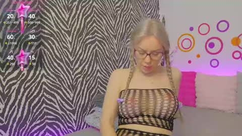 Snapshot of jennyshow chatting on 02.23.25   JennyShow online show from 02.23.25