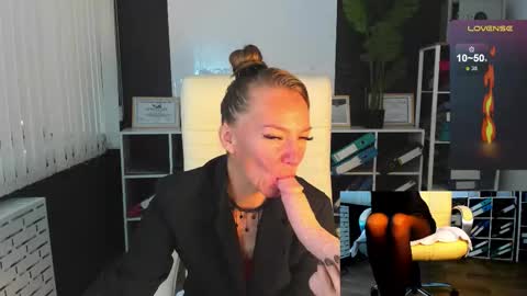Snapshot of jesica_moon_peachy chatting on 09.13.25 jesica_moon_peachy online show from 09.13.25