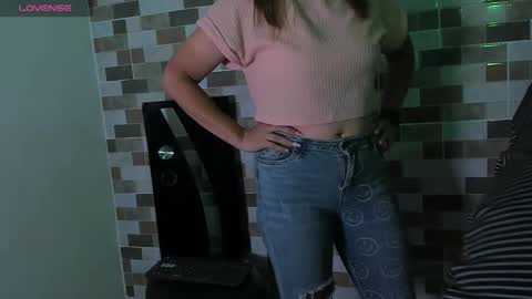 Snapshot of jessi_robertss chatting on 10.26.25 jessica online show from 10.26.25