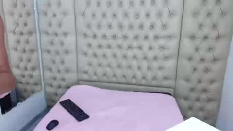 Snapshot of jessicahott01 chatting on 09.19.25 Jessica online show from 09.19.25