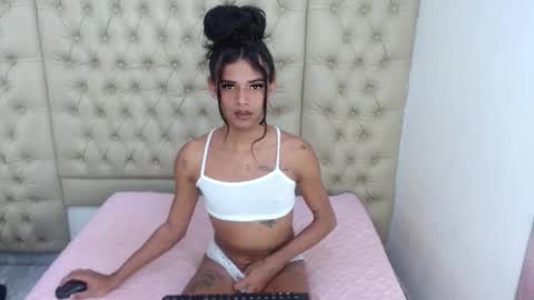 Snapshot of jessicahott01 chatting on 09.30.25 Jessica online show from 09.30.25