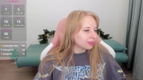 Snapshot of jessy_comely chatting on 12.17.24 Jessy online show from 12.17.24