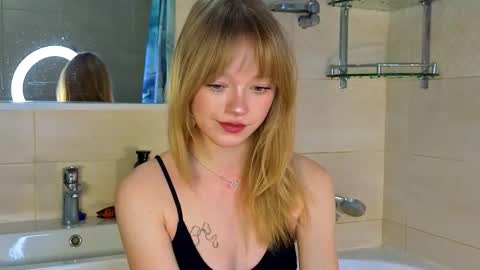 Snapshot of jewellhogan chatting on 02.01.26 Gwen online show from 02.01.26