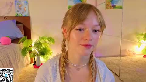 Snapshot of jewellhogan chatting on 06.15.26 Gwen online show from 06.15.26