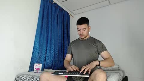 Snapshot of jeycob_happy97 chatting on 09.15.25 Juan David online show from 09.15.25