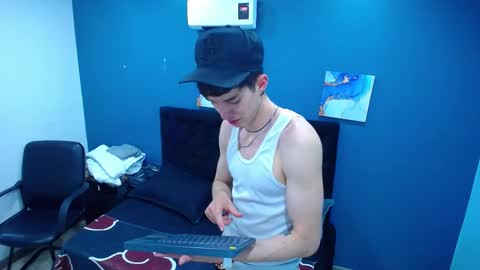 Snapshot of jheampiero chatting on 10.31.25 Jheampiero online show from 10.31.25