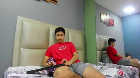 Snapshot of jhonny_saenz chatting on 10.15.25 Jhonny online show from 10.15.25