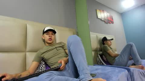 Snapshot of jhonny_saenz chatting on 10.20.25 Jhonny online show from 10.20.25