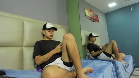 Snapshot of jhonny_saenz chatting on 10.23.25 Jhonny online show from 10.23.25