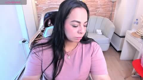 Snapshot of jimena_b chatting on 02.11.25 jimena online show from 02.11.25