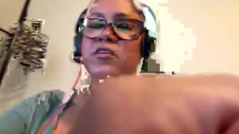 Snapshot of jiselledd chatting on 10.30.25 jiselledd online show from 10.30.25