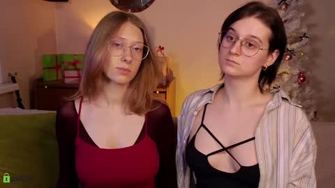 Snapshot of jitoon_exe chatting on 12.19.24 Hey Guys We are Julia ginger  Tina brunette online show from 12.19.24