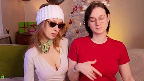 Snapshot of jitoon_exe chatting on 12.20.24 Hey Guys We are Julia ginger  Tina brunette online show from 12.20.24