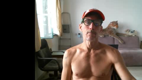 Snapshot of jlmbud chatting on 10.04.25 jlmbud online show from 10.04.25