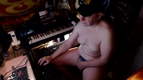 Snapshot of johnfeelgood004 chatting on 11.18.25 johnfeelgood004 online show from 11.18.25