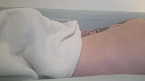 Snapshot of johnnyq390620 chatting on 10.16.25 johnny online show from 10.16.25