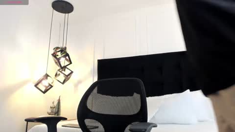 Jonathan Danielss  online show from 12.10.24