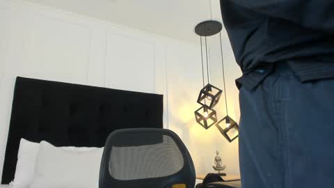 Jonathan Danielss  online show from 02.05.25