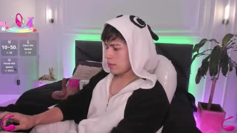 Snapshot of jordan_24_ chatting on 10.31.25 JORDAN online show from 10.31.25