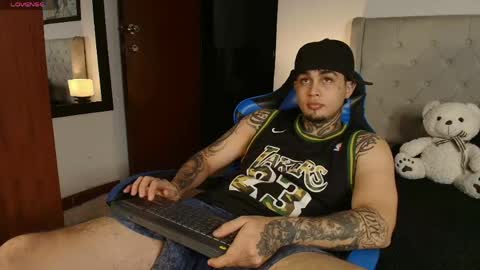 Snapshot of juan_alvarez18 chatting on 05.21.26 juan_alvarez18 online show from 05.21.26