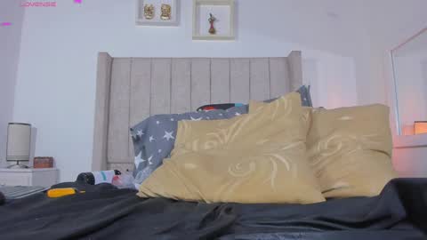 Lau   follow  online show from 01.11.25