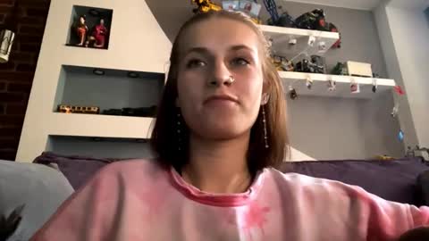 Snapshot of juanastrefeler chatting on 10.15.25 Lola online show from 10.15.25