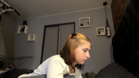 Snapshot of juanastrefeler chatting on 10.25.25 Lola online show from 10.25.25