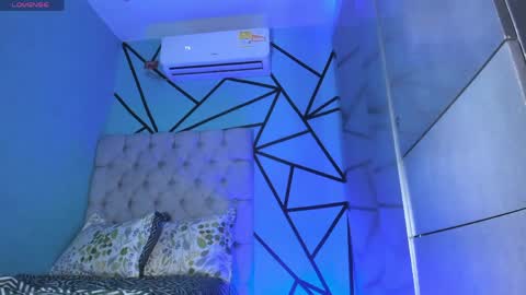 independent model online show from 04.14.26