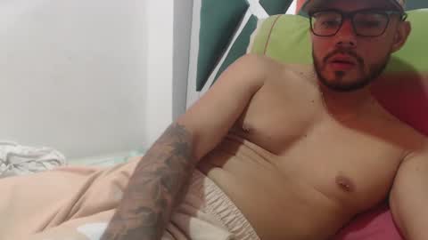 Snapshot of juanfe_style chatting on 10.11.25 juanfe_style online show from 10.11.25