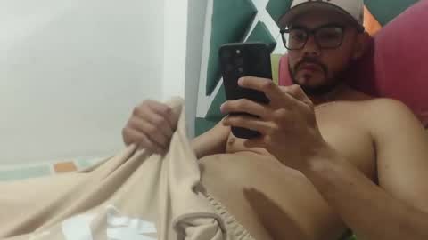 Snapshot of juanfe_style chatting on 10.17.25 juanfe_style online show from 10.17.25