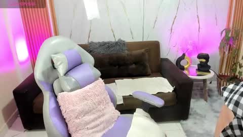 Snapshot of juanitarubia chatting on 10.21.25 juanitarubia online show from 10.21.25