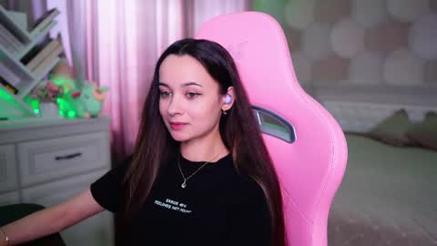 Snapshot of juicy___angel chatting on 06.18.26 Angelina online show from 06.18.26