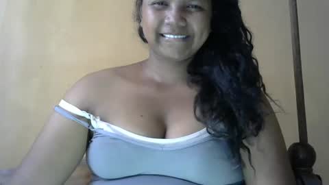 Snapshot of juicy_pretty chatting on 10.27.25 stellah online show from 10.27.25