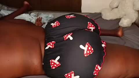 Snapshot of juicybooty_001 chatting on 10.29.25 Sweetass online show from 10.29.25