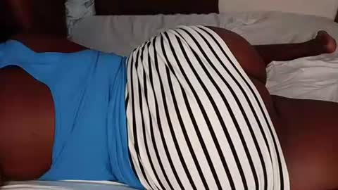 Snapshot of juicybooty_001 chatting on 10.30.25 Sweetass online show from 10.30.25