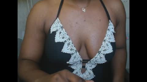 Snapshot of juicycuntx chatting on 09.30.25 juicycuntx online show from 09.30.25