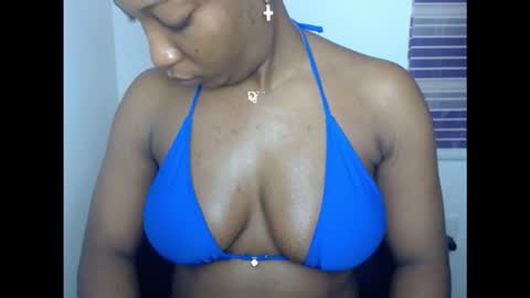 Snapshot of juicycuntx chatting on 10.05.25 juicycuntx online show from 10.05.25