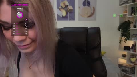 Snapshot of julia_cute_ chatting on 12.19.24 Cute online show from 12.19.24