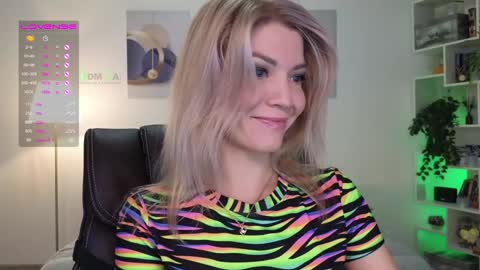 Snapshot of julia_cute_ chatting on 01.14.25 Cute online show from 01.14.25