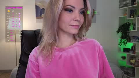 Snapshot of julia_cute_ chatting on 01.15.25 Cute online show from 01.15.25