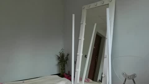 Snapshot of julia_giulia chatting on 09.17.25 julia_giulia online show from 09.17.25