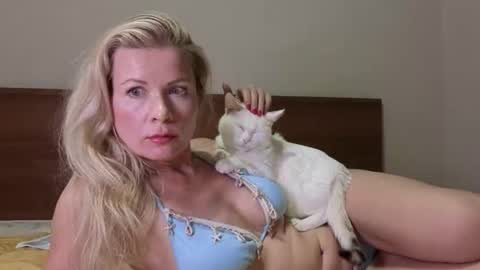 Snapshot of julia_giulia chatting on 10.09.25 julia_giulia online show from 10.09.25