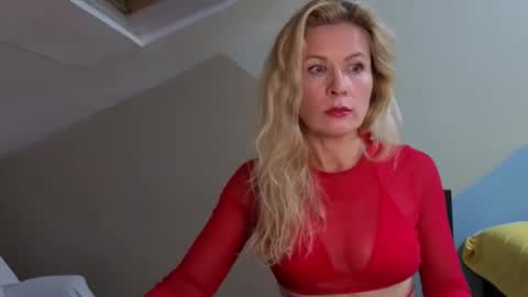 Snapshot of julia_giulia chatting on 10.25.25 julia_giulia online show from 10.25.25