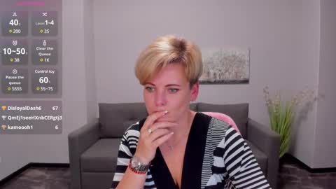 Snapshot of julia_wilsons chatting on 12.11.24 Julia online show from 12.11.24