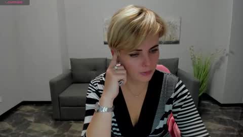 Snapshot of julia_wilsons chatting on 12.12.24 Julia online show from 12.12.24