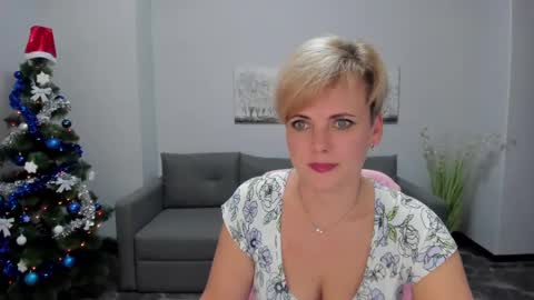 Snapshot of julia_wilsons chatting on 12.20.24 Julia online show from 12.20.24